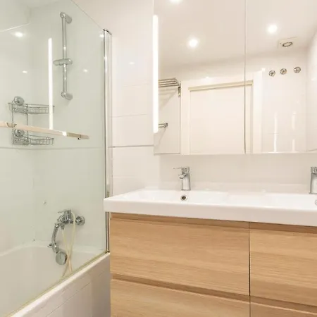 Stunning In With Kitchenette Apartment *